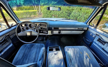 Chevrolet-Suburban-1988-Frost-White-Blue-244862-6