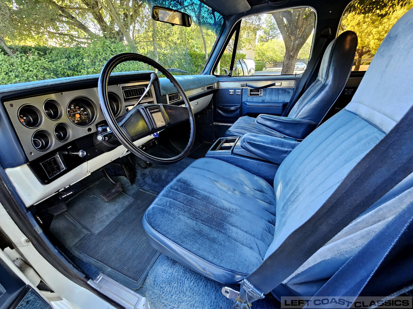 Chevrolet-Suburban-1988-Frost-White-Blue-244862-7