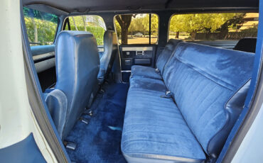 Chevrolet-Suburban-1988-Frost-White-Blue-244862-9