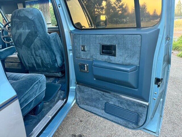 Chevrolet-Suburban-1989-Blue-Blue-118287-23