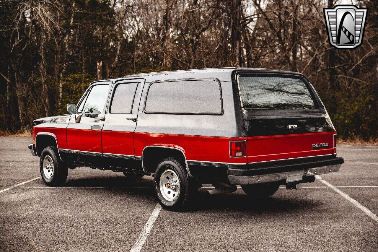 Chevrolet-Suburban-1991-Black-Gray-117106-4