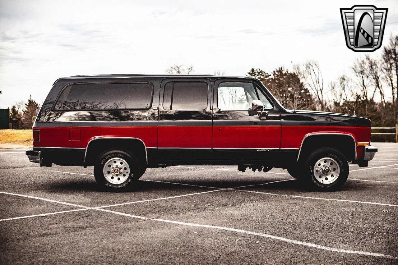 Chevrolet-Suburban-1991-Black-Gray-117106-7