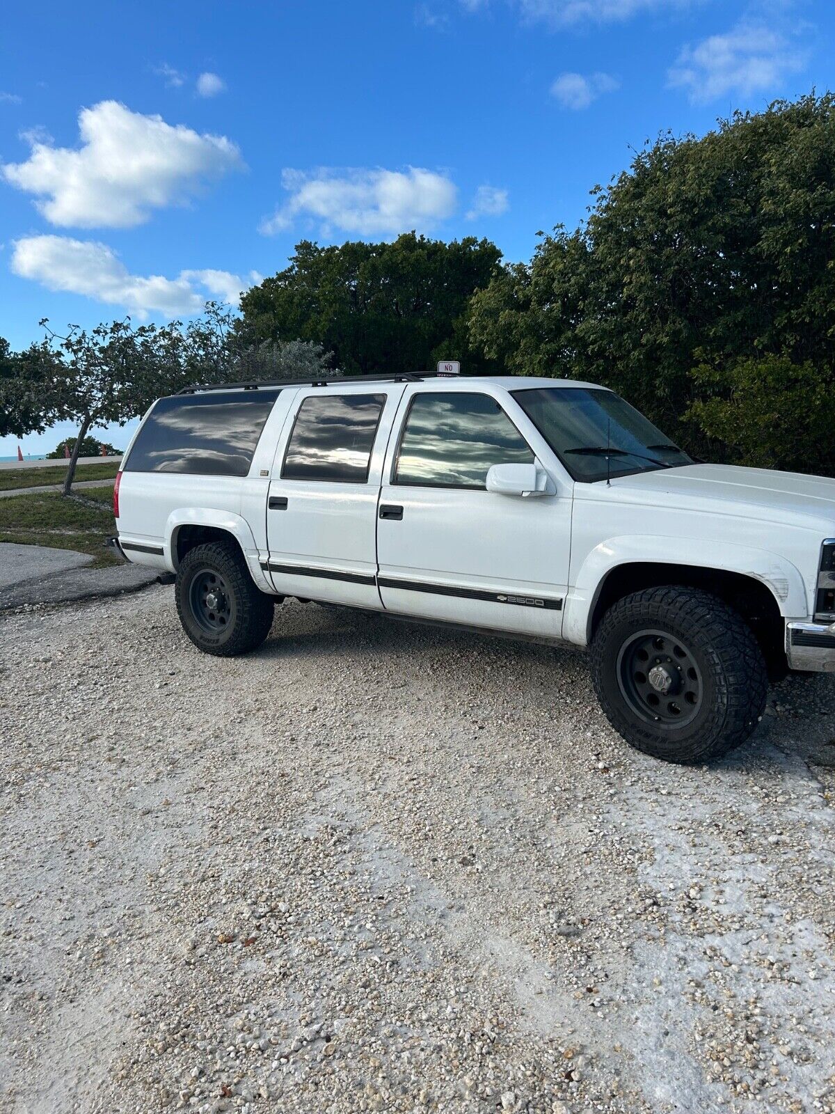 Chevrolet-Suburban-1994-White-Tan-117482-1