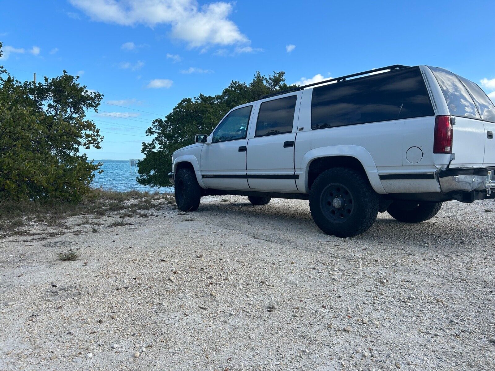 Chevrolet-Suburban-1994-White-Tan-117482-11