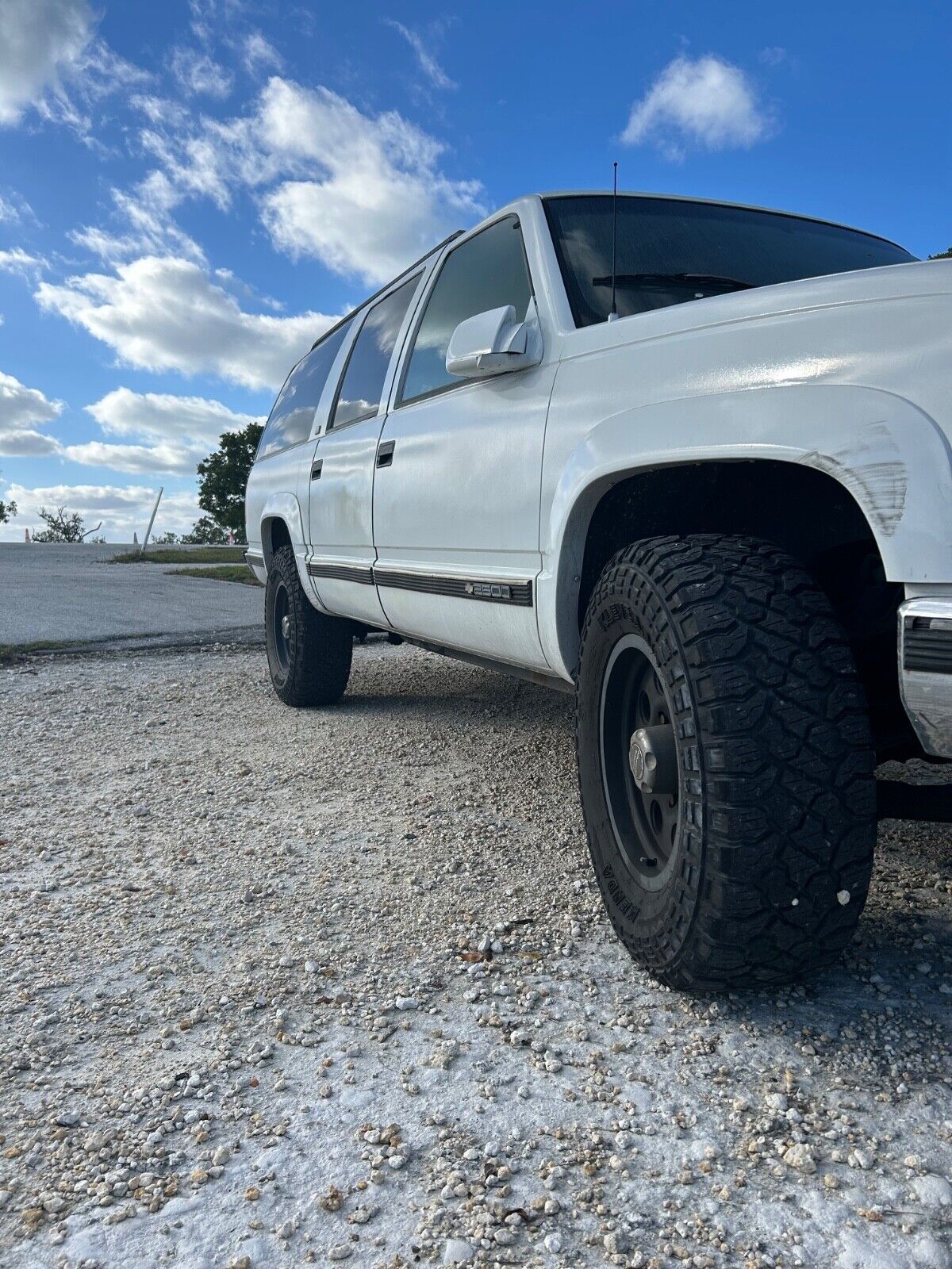 Chevrolet-Suburban-1994-White-Tan-117482-13