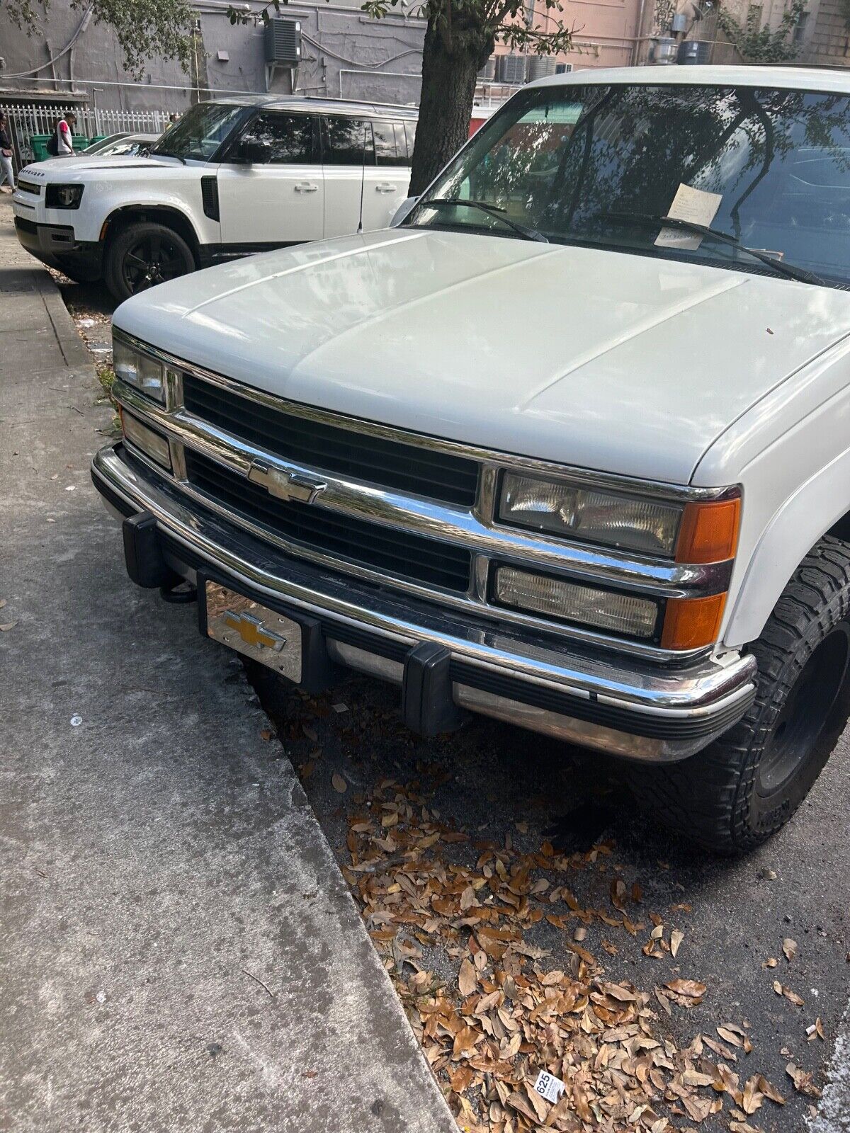 Chevrolet-Suburban-1994-White-Tan-117482-8