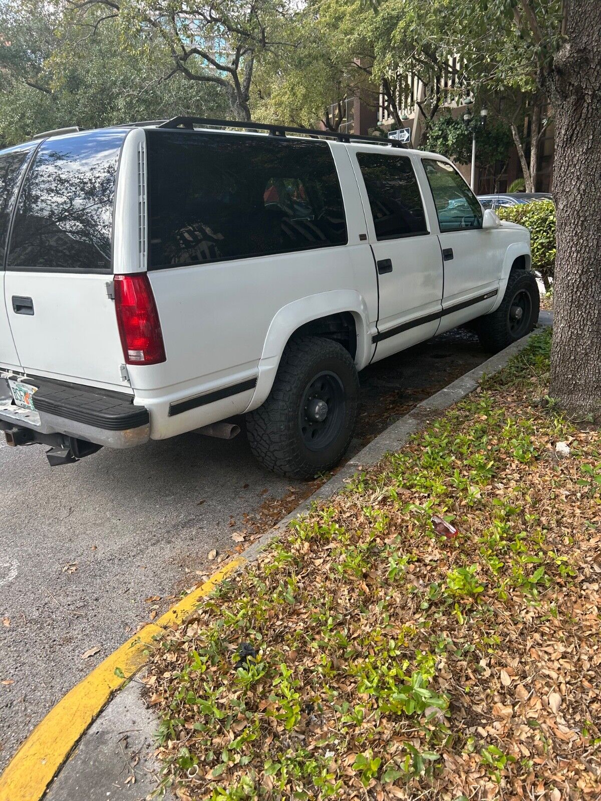 Chevrolet-Suburban-1994-White-Tan-117482-9