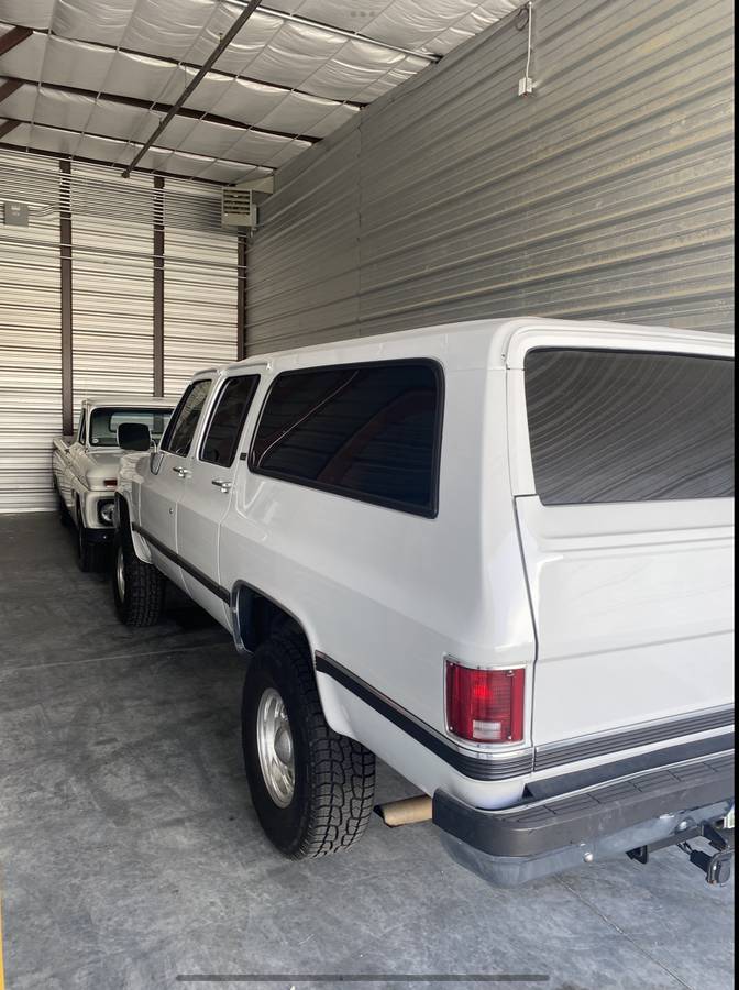 Chevrolet-Suburban-2500-1990-white-370148-2