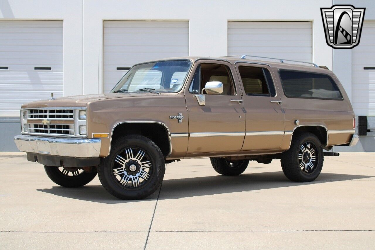 Chevrolet-Suburban-Pickup-1988-Brown-Brown-23257-2