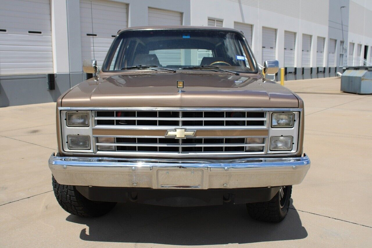 Chevrolet-Suburban-Pickup-1988-Brown-Brown-23257-6