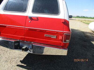 Chevrolet-Suburban-SUV-1974-Red-Gray-0-3