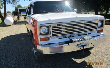 Chevrolet-Suburban-SUV-1974-Red-Gray-0-5