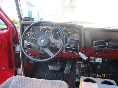 Chevrolet-Suburban-SUV-1974-Red-Gray-0-7