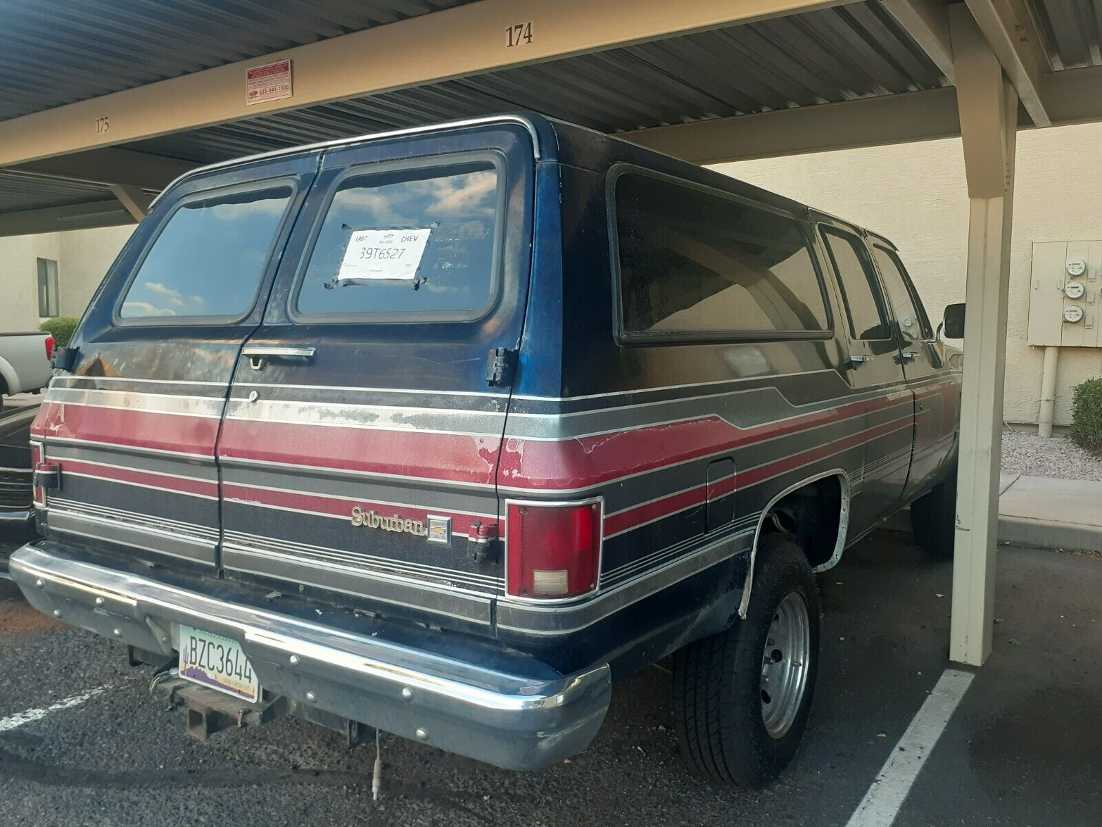 Chevrolet-Suburban-SUV-1987-Black-Gray-300947-2