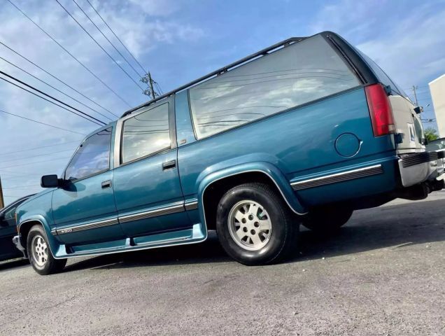 Chevrolet-Suburban-SUV-1994-180004-6