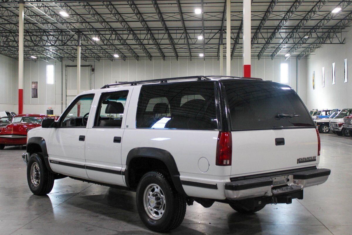 Chevrolet-Suburban-SUV-1995-White-Gray-368467-3