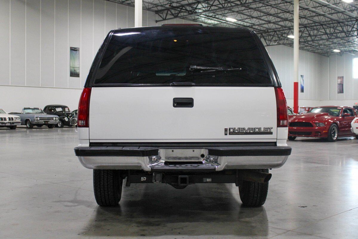 Chevrolet-Suburban-SUV-1995-White-Gray-368467-4