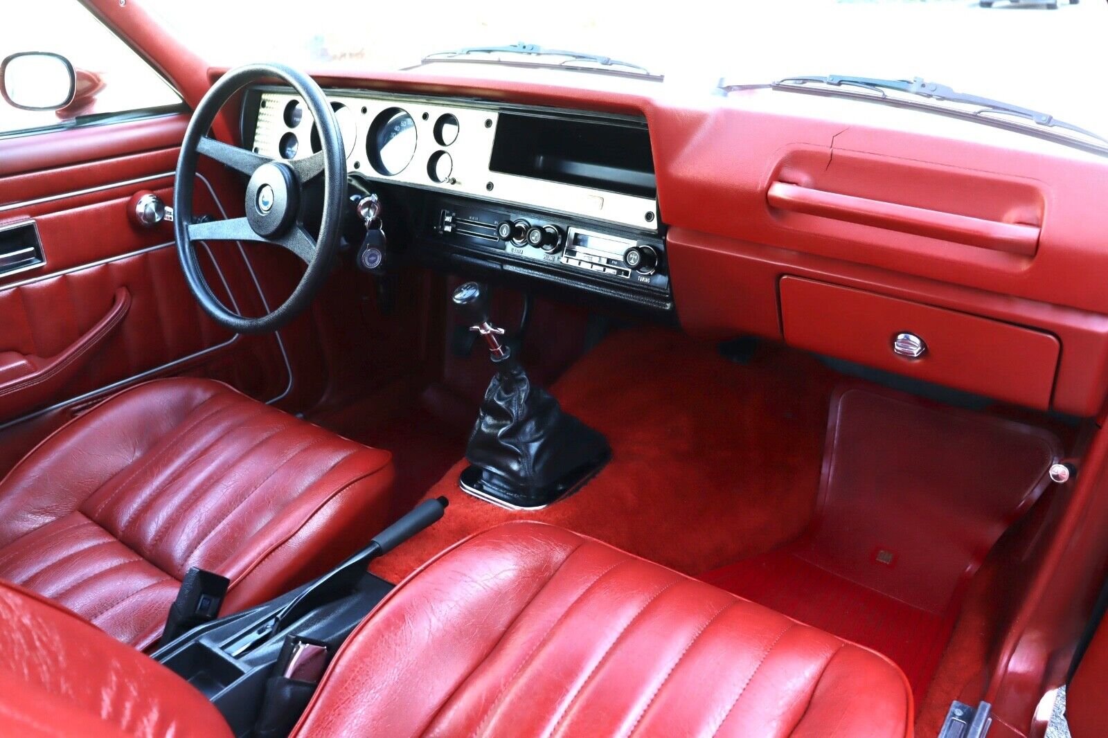 Chevrolet-Vega-Coupe-1976-Red-Black-4995-29