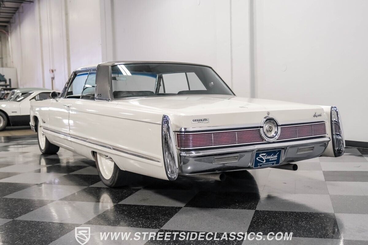 Chrysler-Imperial-Coupe-1967-White-Black-109686-11