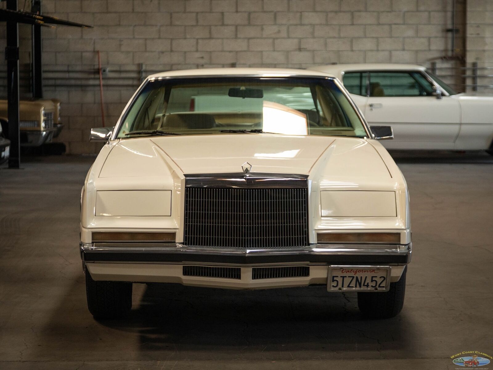 Chrysler-Imperial-Coupe-1981-White-Tan-66324-12