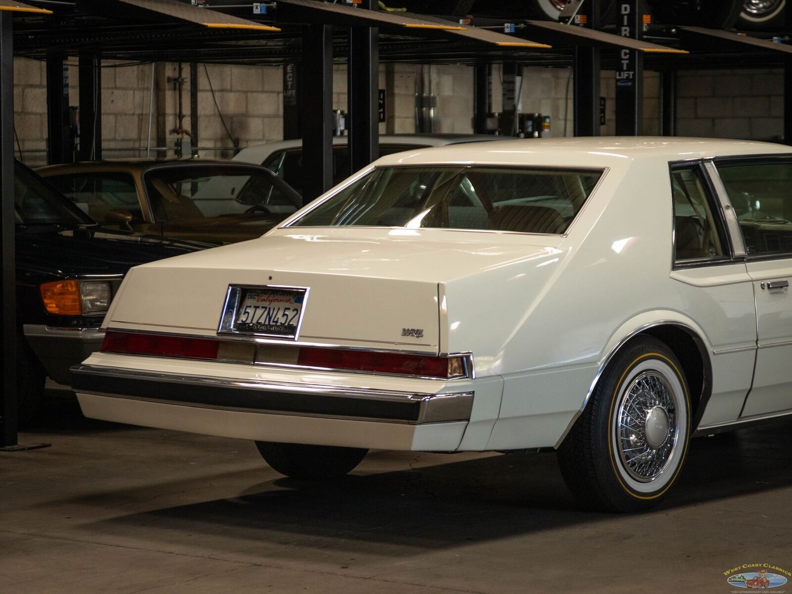 Chrysler-Imperial-Coupe-1981-White-Tan-66324-24