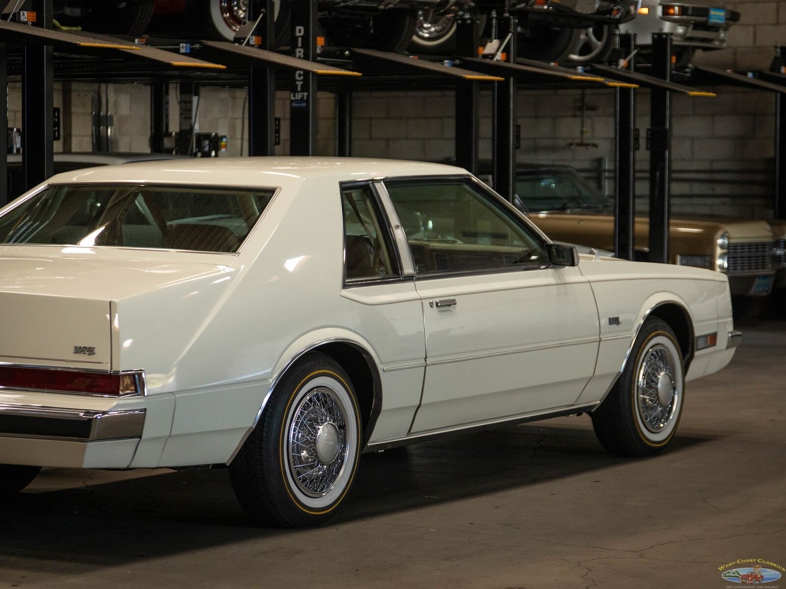 Chrysler-Imperial-Coupe-1981-White-Tan-66324-25