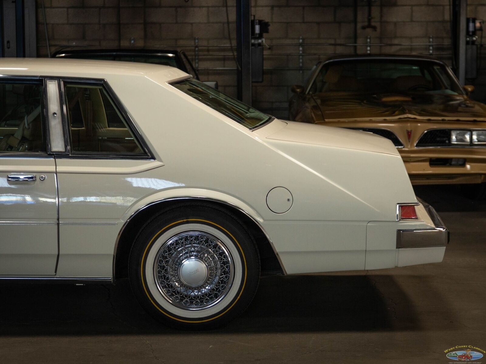 Chrysler-Imperial-Coupe-1981-White-Tan-66324-3