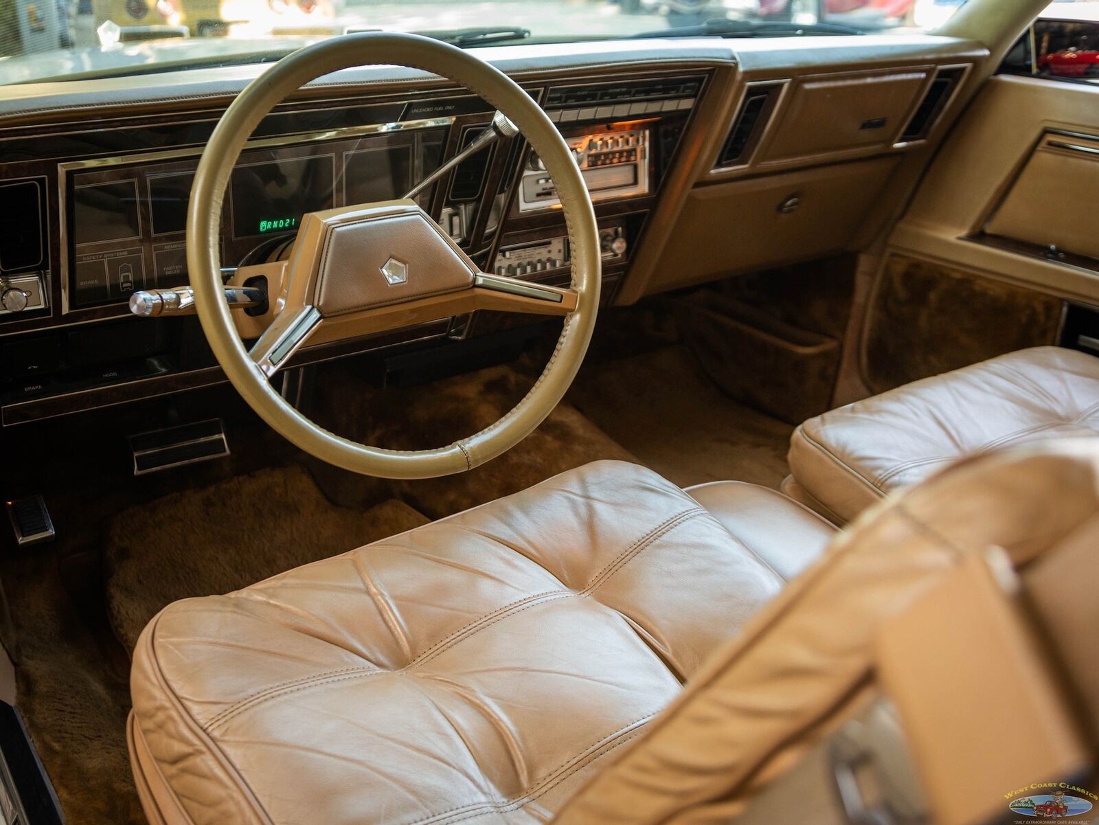 Chrysler-Imperial-Coupe-1981-White-Tan-66324-31