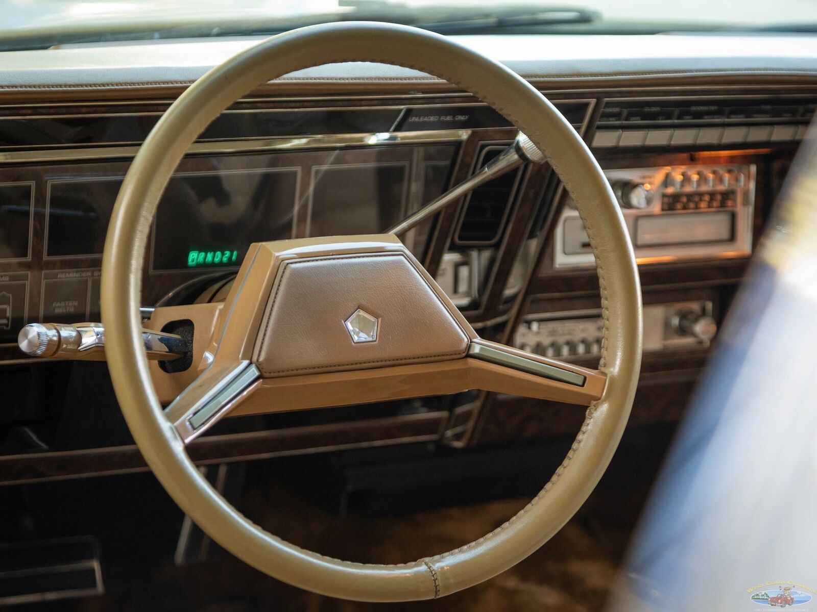 Chrysler-Imperial-Coupe-1981-White-Tan-66324-32