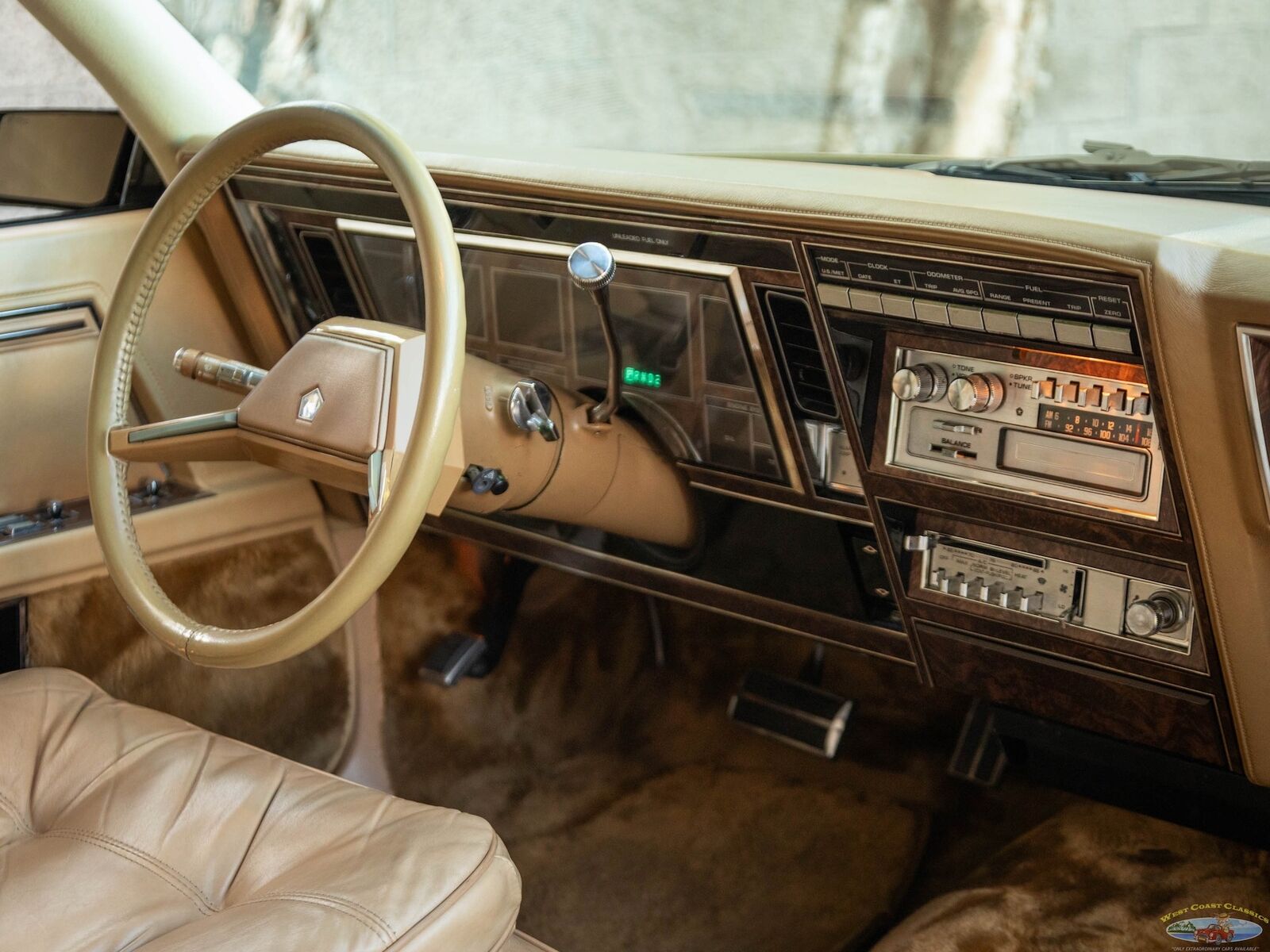 Chrysler-Imperial-Coupe-1981-White-Tan-66324-39