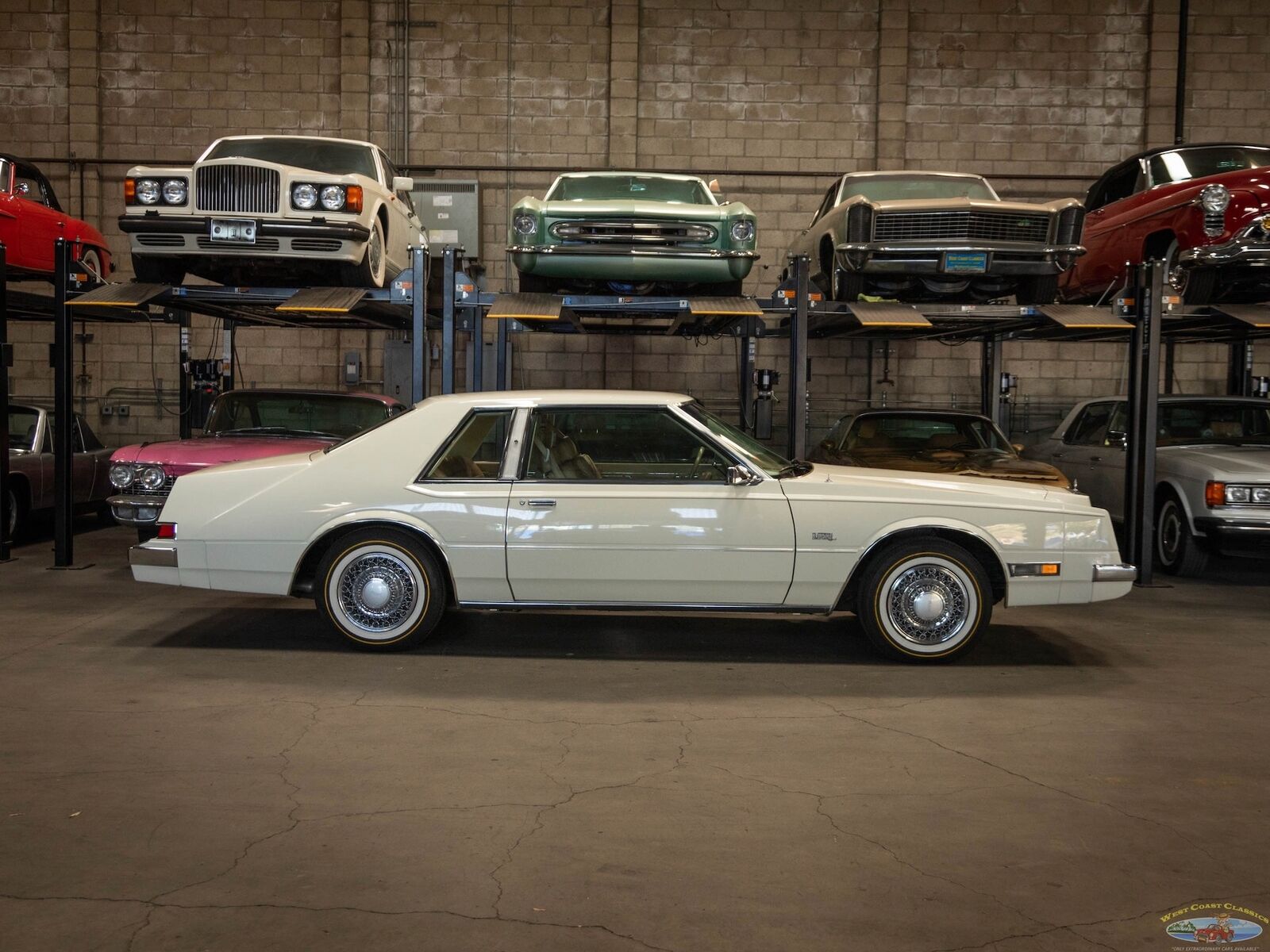 Chrysler-Imperial-Coupe-1981-White-Tan-66324-5