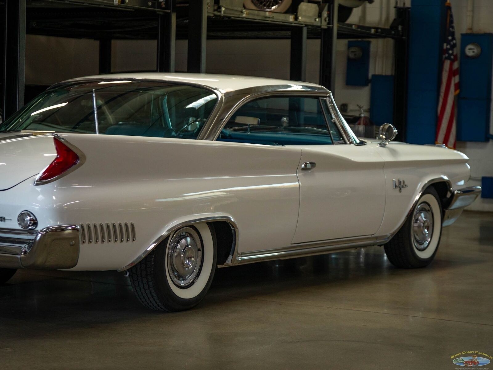 Chrysler-New-Yorker-1960-White-Blue-138247-25