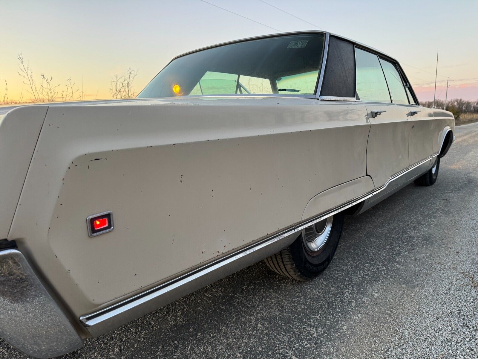 Chrysler-New-Yorker-Berline-1968-Cream-Green-225308-11