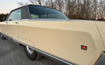 Chrysler-New-Yorker-Berline-1968-Cream-Green-225308-12