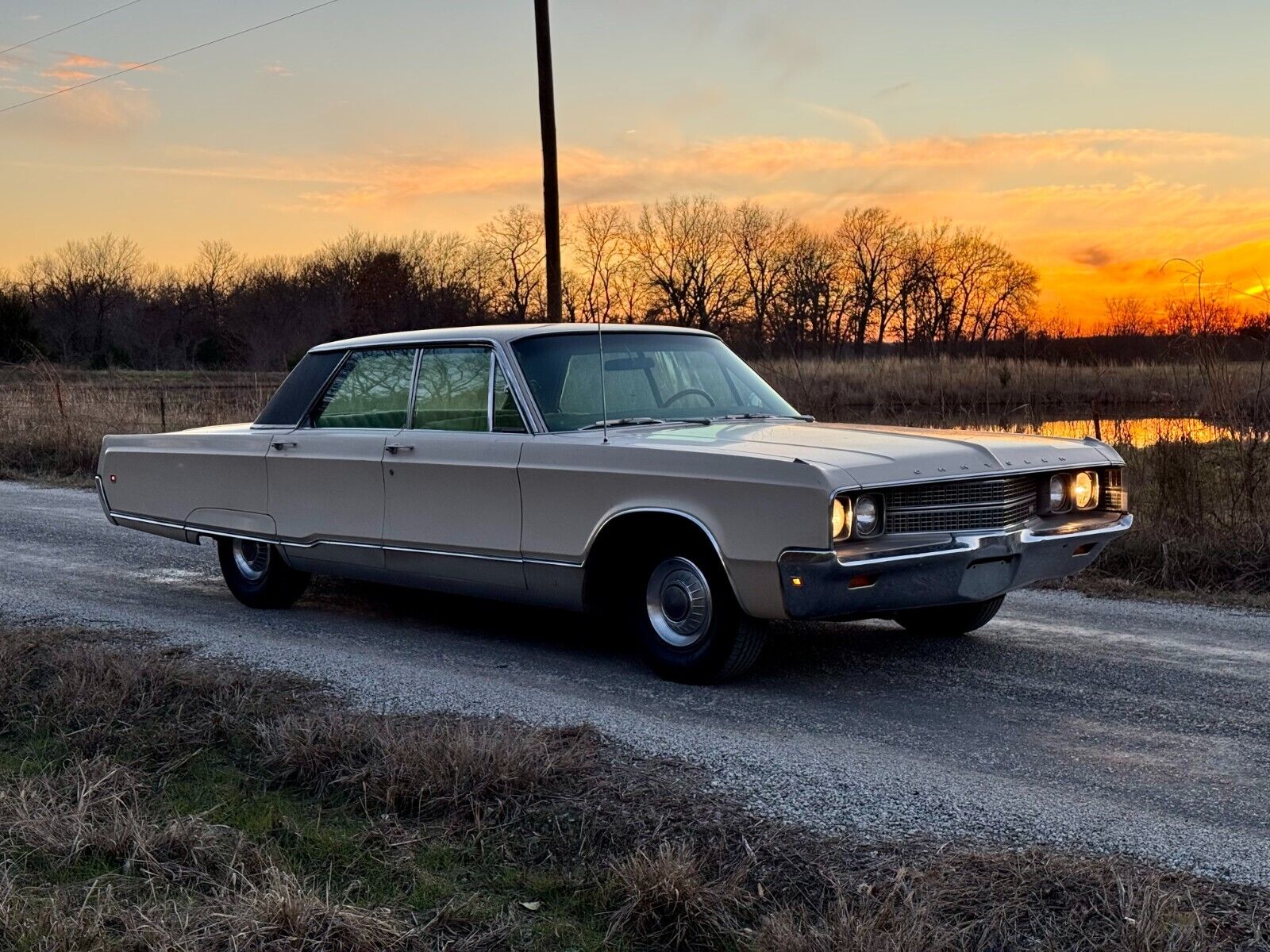 Chrysler-New-Yorker-Berline-1968-Cream-Green-225308-2