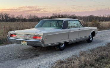 Chrysler-New-Yorker-Berline-1968-Cream-Green-225308-3