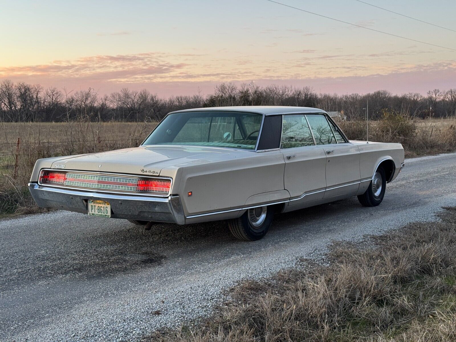 Chrysler-New-Yorker-Berline-1968-Cream-Green-225308-3