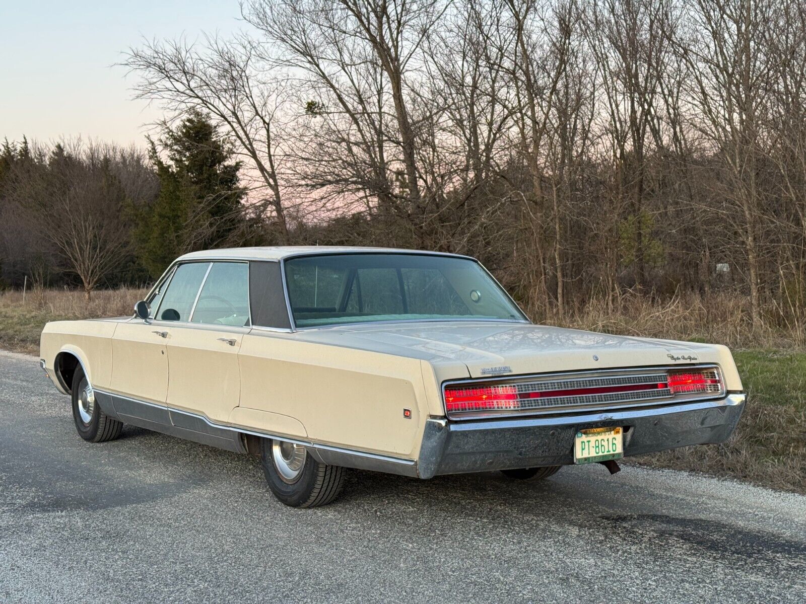 Chrysler-New-Yorker-Berline-1968-Cream-Green-225308-5