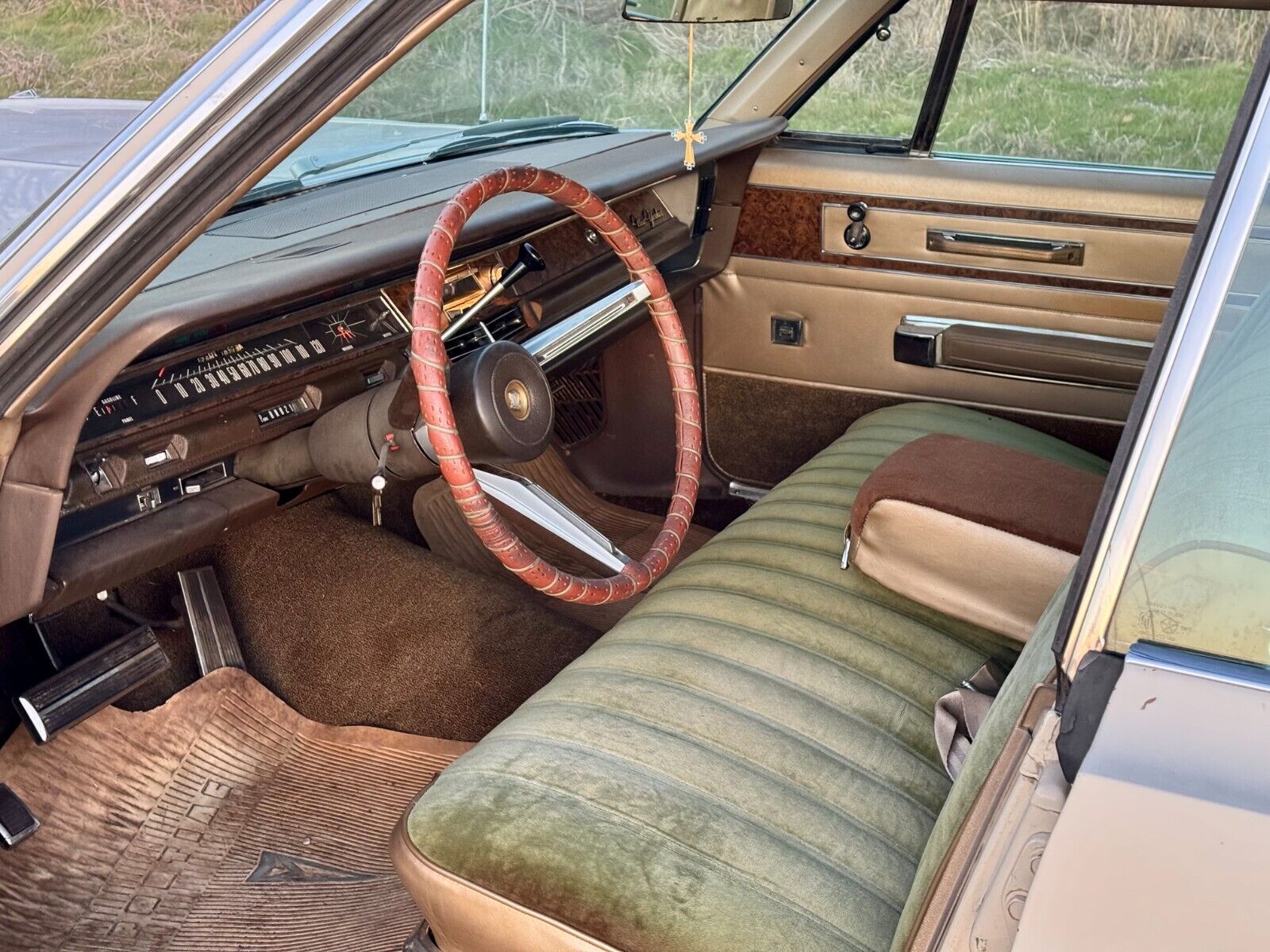 Chrysler-New-Yorker-Berline-1968-Cream-Green-225308-6