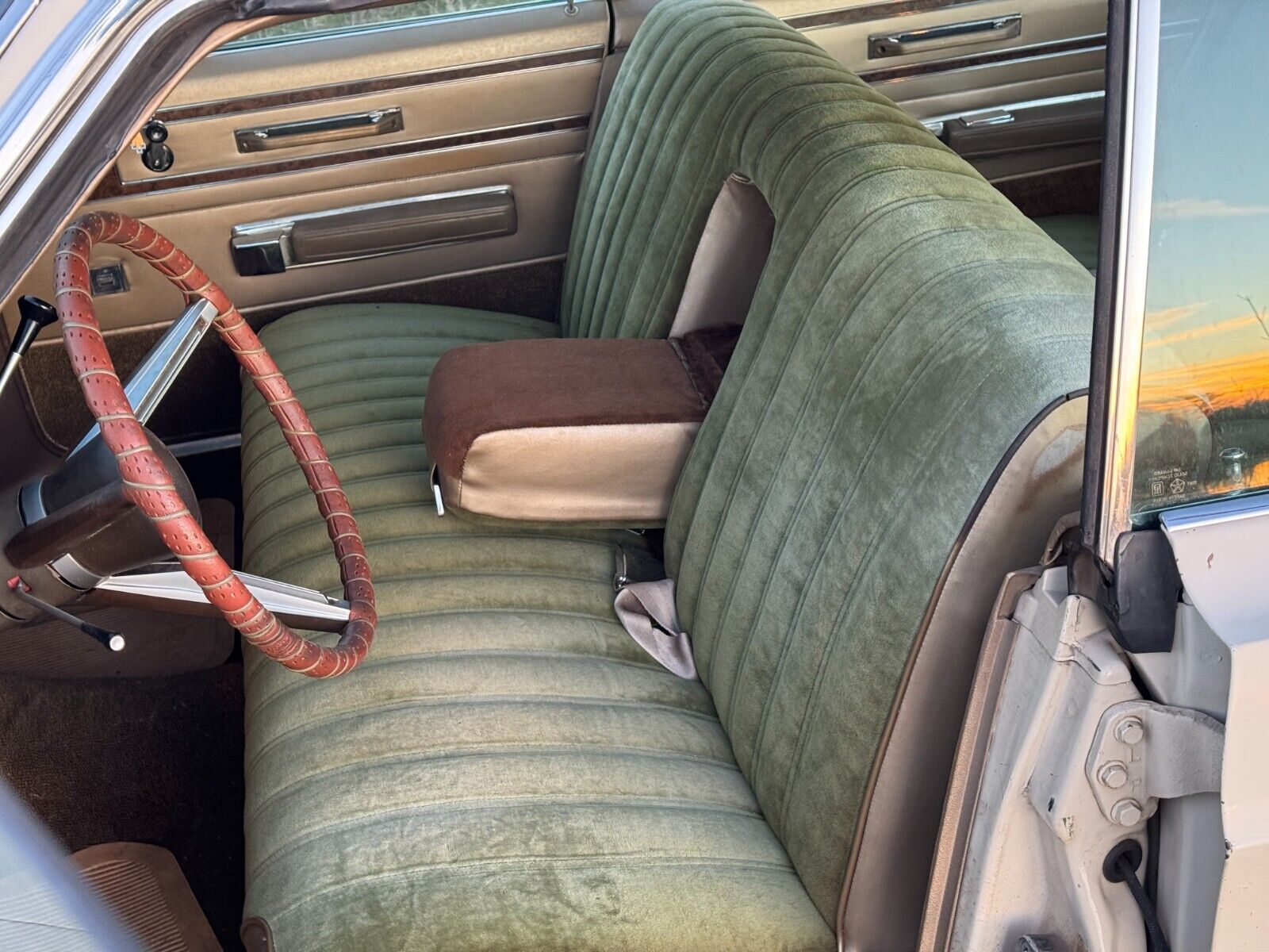 Chrysler-New-Yorker-Berline-1968-Cream-Green-225308-8