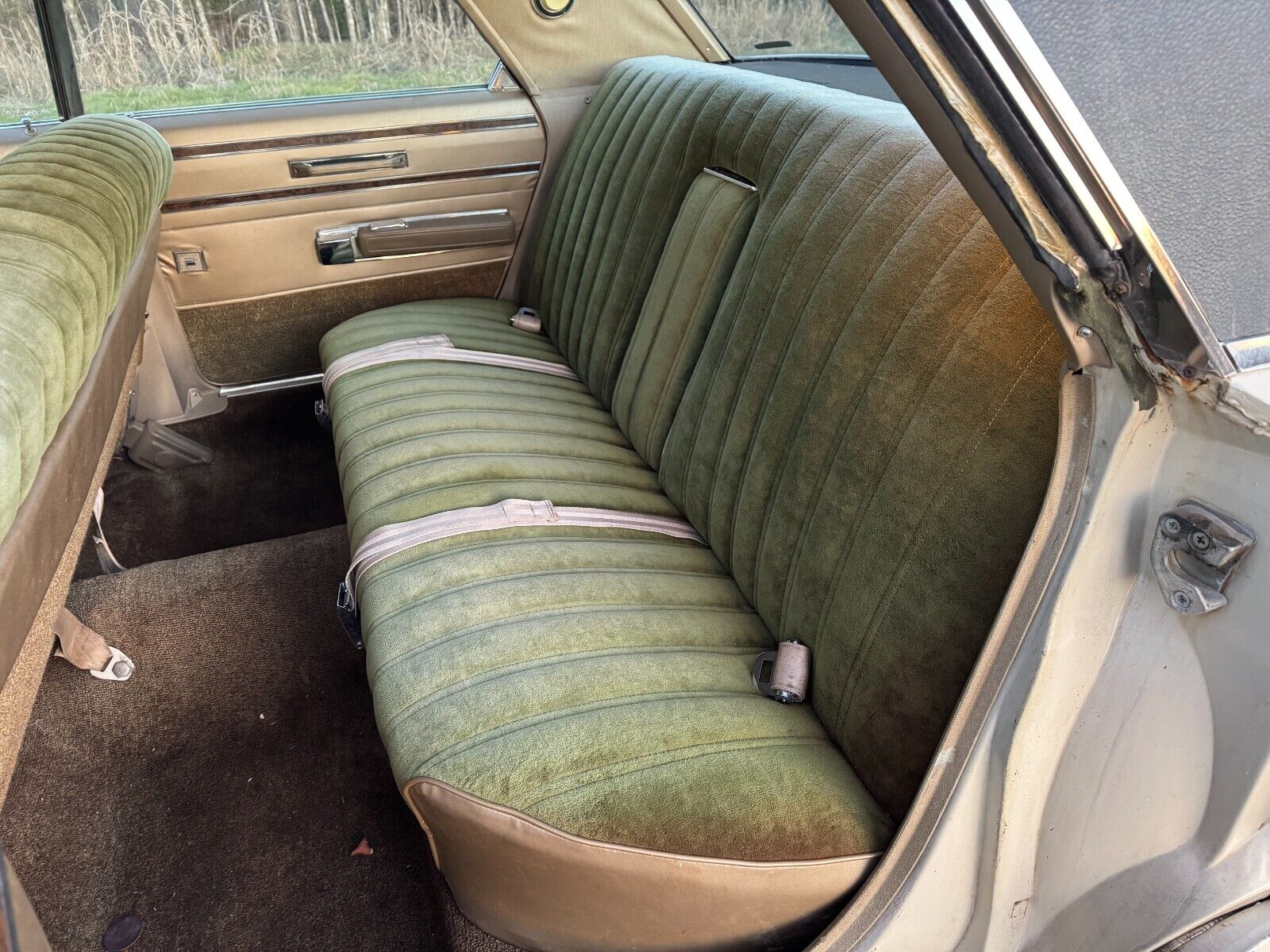 Chrysler-New-Yorker-Berline-1968-Cream-Green-225308-9