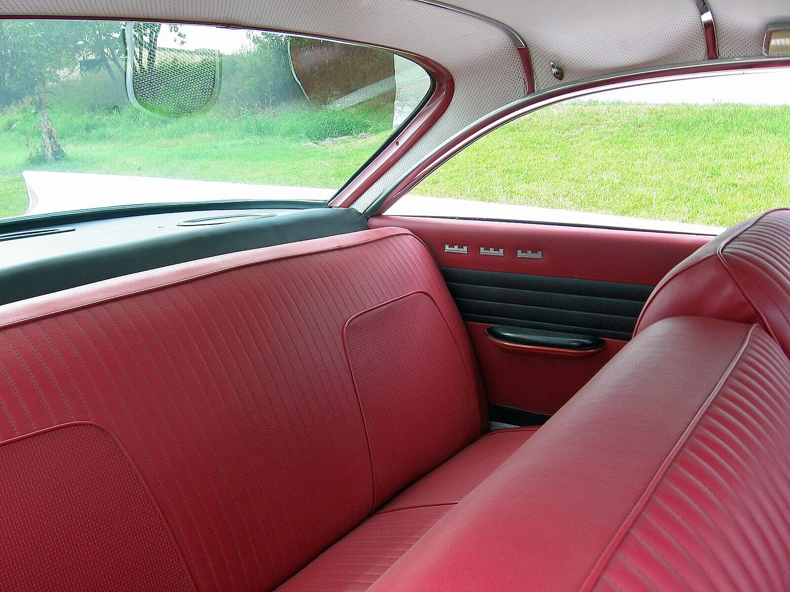 Chrysler-New-Yorker-Coupe-1960-White-Red-189903-11