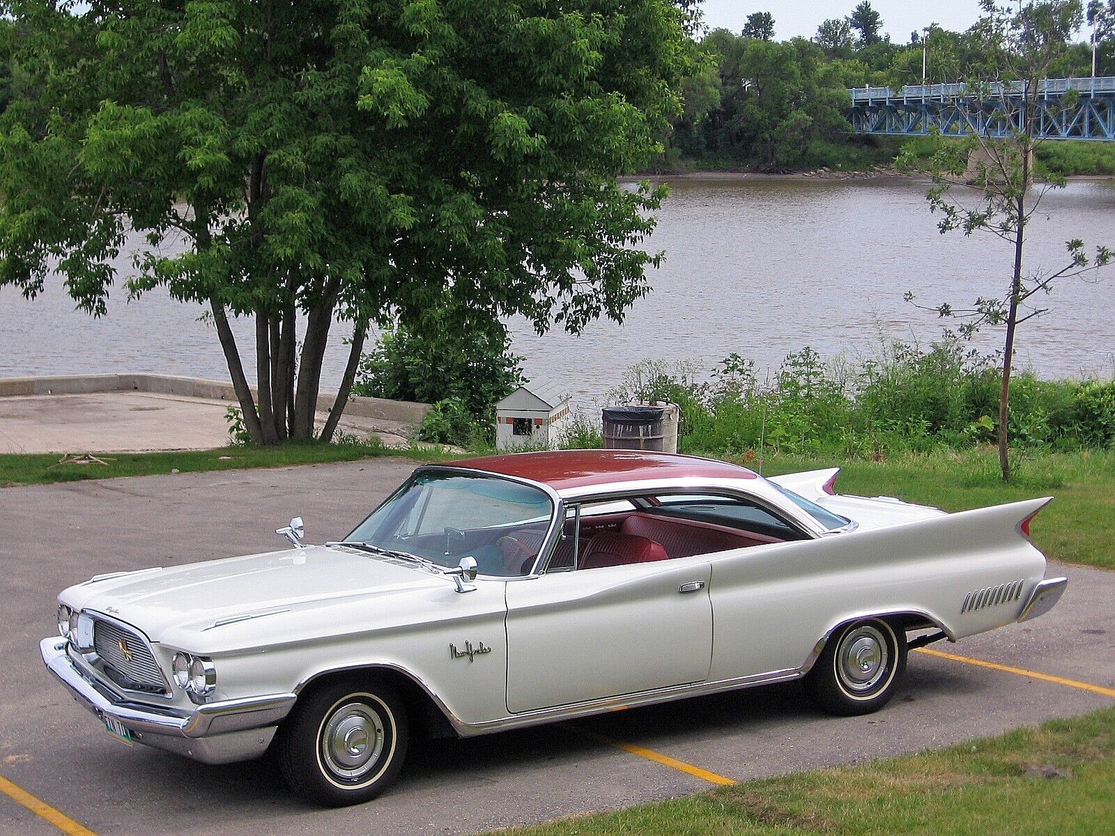 Chrysler-New-Yorker-Coupe-1960-White-Red-189903-2