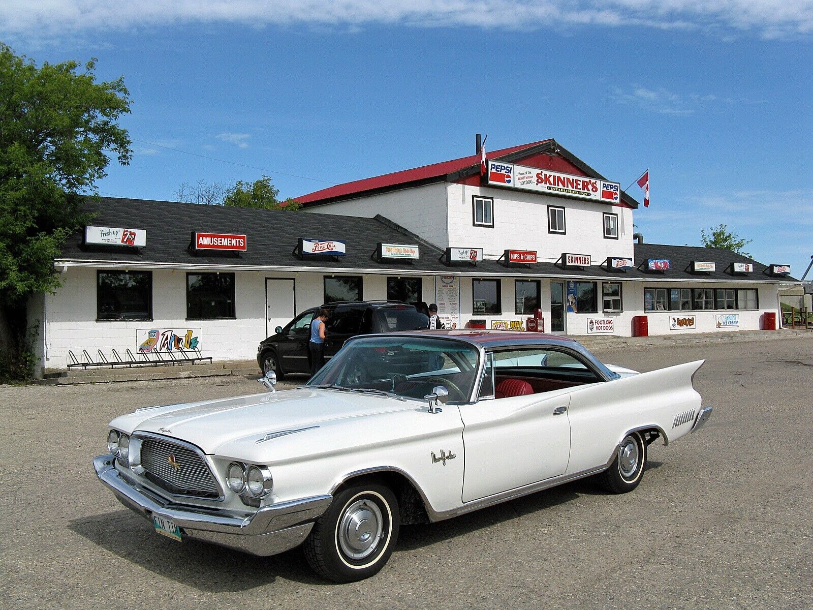 Chrysler-New-Yorker-Coupe-1960-White-Red-189903-7