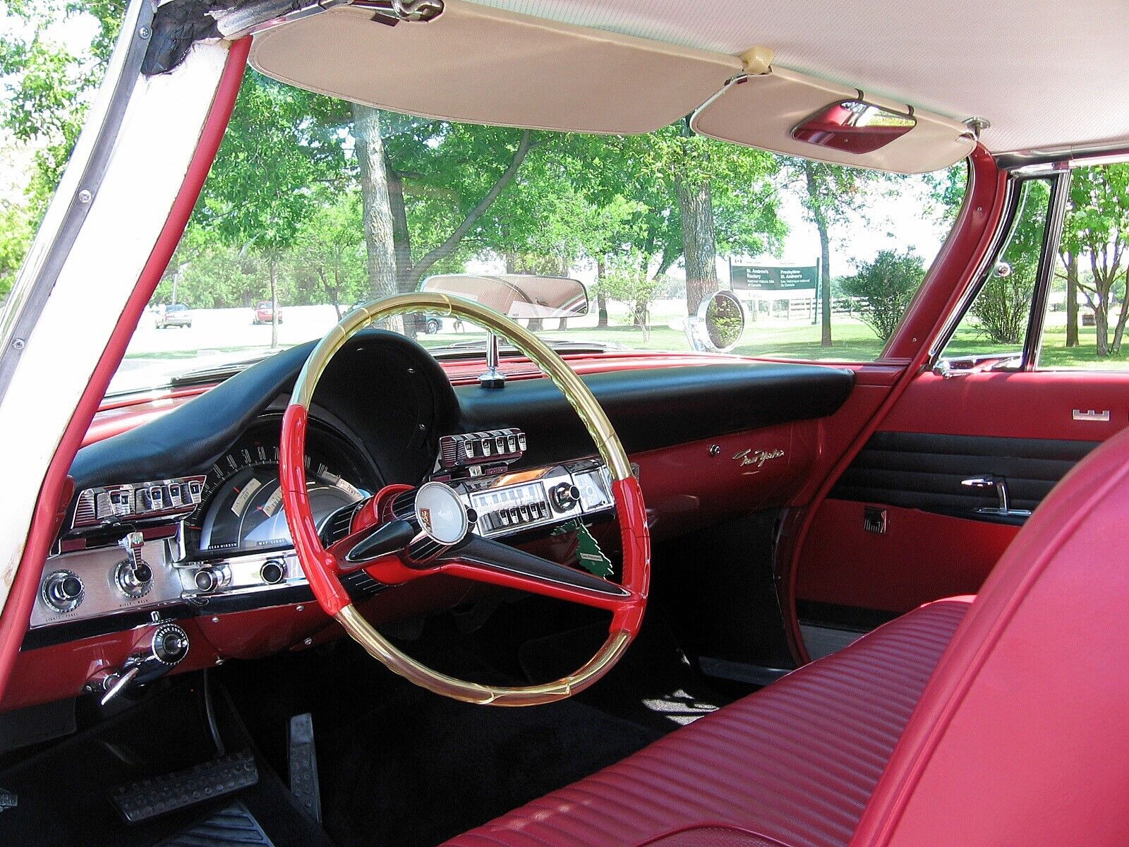 Chrysler-New-Yorker-Coupe-1960-White-Red-189903-8