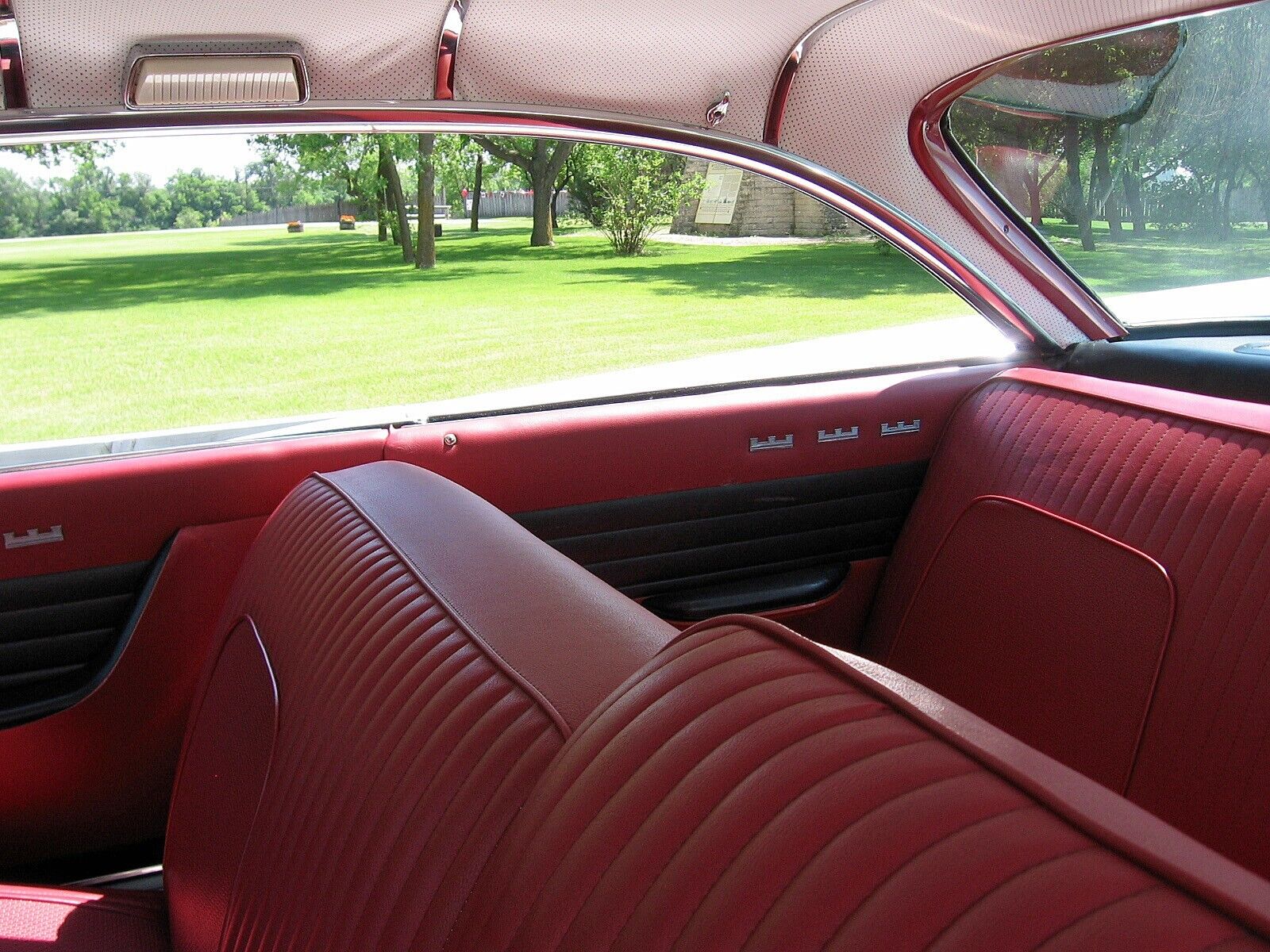 Chrysler-New-Yorker-Coupe-1960-White-Red-189903-9