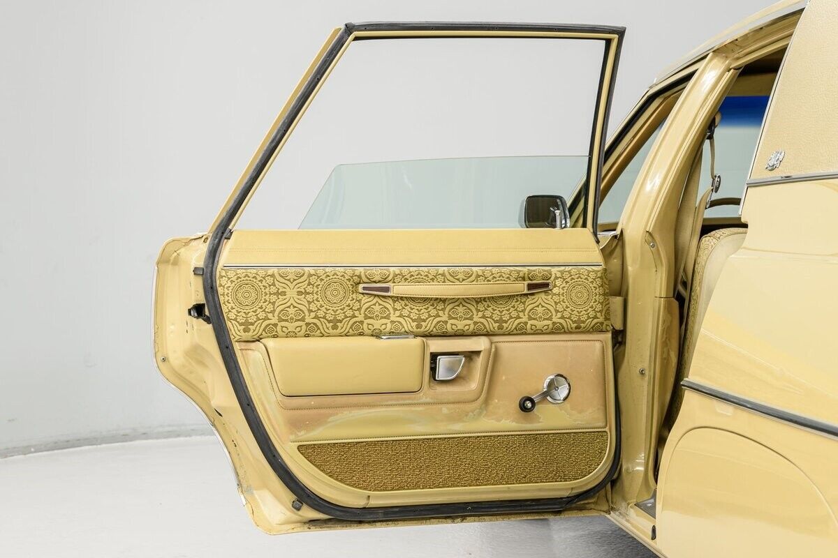 Chrysler-Newport-Berline-1977-Yellow-Gold-93614-11