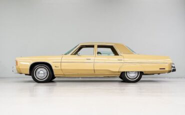 Chrysler-Newport-Berline-1977-Yellow-Gold-93614-2