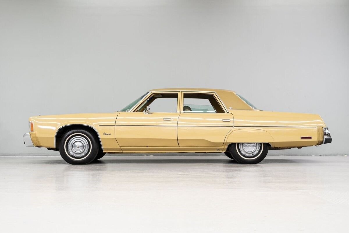 Chrysler-Newport-Berline-1977-Yellow-Gold-93614-2