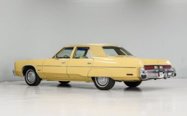 Chrysler-Newport-Berline-1977-Yellow-Gold-93614-3